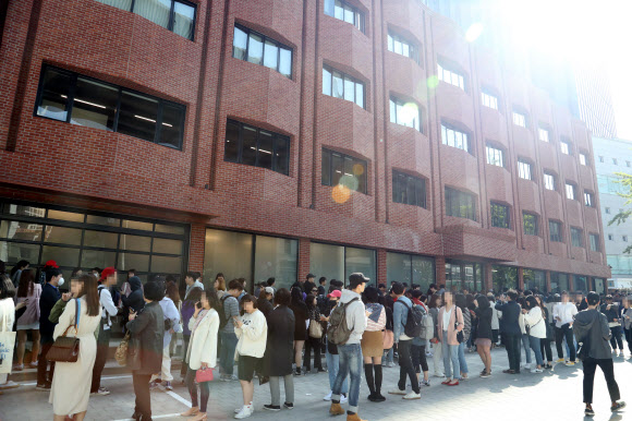 미국 커피 브랜드 블루보틀 국내 1호점이 개장한 3일 오전 고객들이 성동구 블루보틀 성수점에 줄을 서 있다. 2019.5.3  연합뉴스