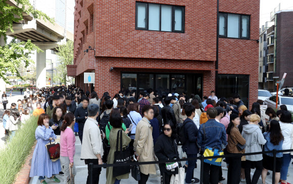 미국 커피 브랜드 블루보틀 국내 1호점이 개장한 3일 오전 고객들이 성동구 블루보틀 성수점에 줄을 서 있다. 2019.5.3  연합뉴스