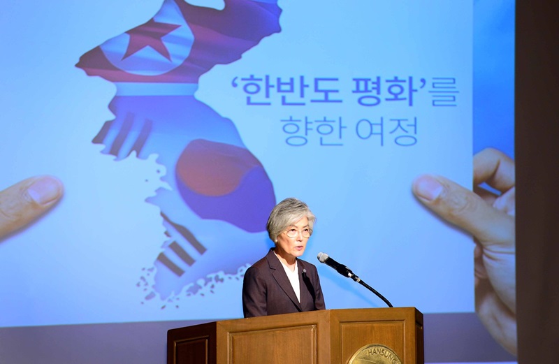 강경화 외교부 장관이 지난 1일 서울 한성대를 찾아‘평화’를 주제로 강연을 하고 있다. <외교부 제공>