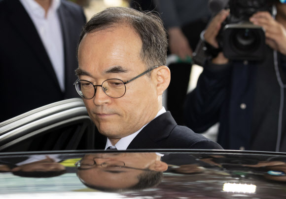 검·경 수사권 조정 법안이 민주주의 원리에 반한다는 입장을 공개적으로 밝힌 문무일 검찰총장이 4일 오전 인천국제공항을 통해 귀국 후 차에 오르고 있다. 2019.5.4 연합뉴스