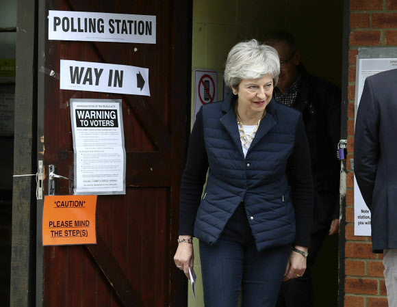 지방선거 투표 마친 메이 영국 총리