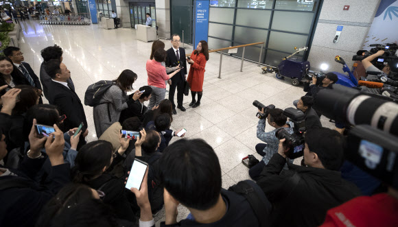 검·경 수사권 조정 법안이 민주주의 원리에 반한다는 입장을 공개적으로 밝힌 문무일 검찰총장이 4일 오전 인천국제공항을 통해 귀국 후 취재진 질문에 답하고 있다. 2019.5.4 연합뉴스