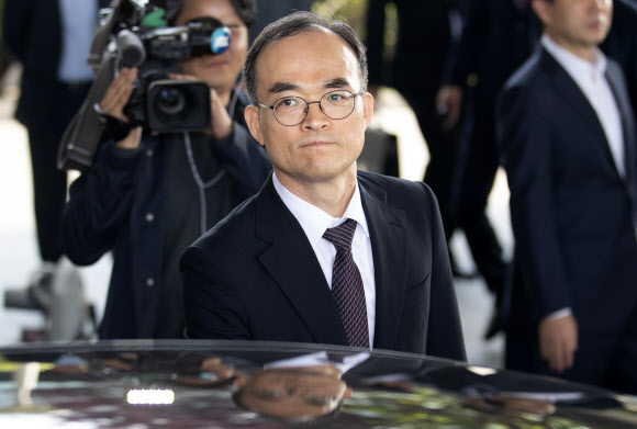 검·경 수사권 조정 법안이 민주주의 원리에 반한다는 입장을 공개적으로 밝힌 문무일 검찰총장이 4일 오전 인천국제공항을 통해 귀국 후 차에 오르고 있다. 2019.5.4 연합뉴스