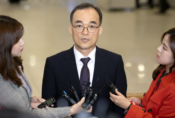 검·경 수사권 조정 법안이 민주주의 원리에 반한다는 입장을 공개적으로 밝힌 문무일 검찰총장이 4일 오전 인천국제공항을 통해 귀국 후 취재진의 질문에 답하고 있다. 2019.5.4 연합뉴스