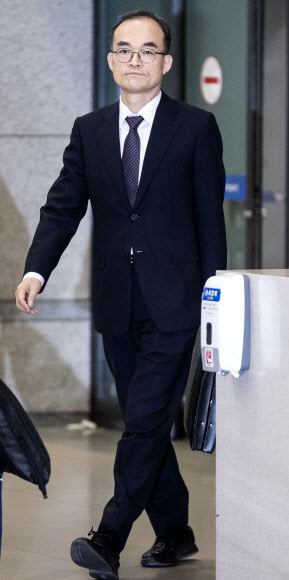 검·경 수사권 조정 법안이 민주주의 원리에 반한다는 입장을 공개적으로 밝힌 문무일 검찰총장이 4일 오전 인천국제공항을 통해 귀국하고 있다. 2019.5.4 연합뉴스