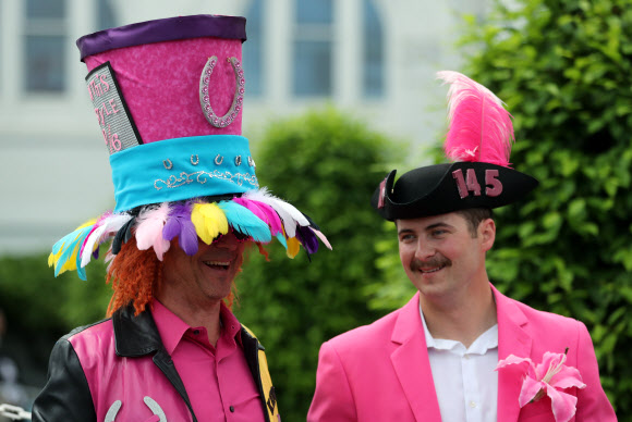 3일(현지시간) 미국 켄터키주 루이빌에서 열린 제145회 켄터키 오크스 경마 대회에서 팬들이 화려한 모자 패션을 선보이고 있다. UPI 연합뉴스