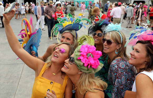 3일(현지시간) 미국 켄터키주 루이빌에서 열린 제145회 켄터키 오크스 경마 대회에서 팬들이 화려한 모자 패션을 선보이고 있다. 게티/AFP 연합뉴스