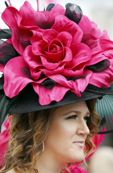 3일(현지시간) 미국 켄터키주 루이빌에서 열린 제145회 켄터키 오크스 경마 대회에서 팬들이 화려한 모자 패션을 선보이고 있다. 게티/AFP 연합뉴스