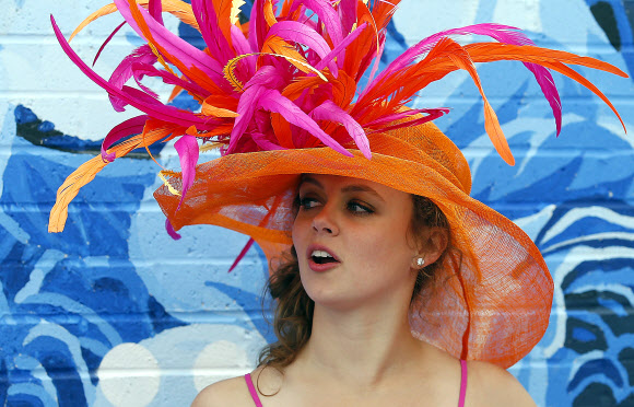 3일(현지시간) 미국 켄터키주 루이빌에서 열린 제145회 켄터키 오크스 경마 대회에서 팬들이 화려한 모자 패션을 선보이고 있다. 게티/AFP 연합뉴스