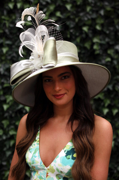 3일(현지시간) 미국 켄터키주 루이빌에서 열린 제145회 켄터키 오크스 경마 대회에서 팬들이 화려한 모자 패션을 선보이고 있다. 게티/AFP 연합뉴스