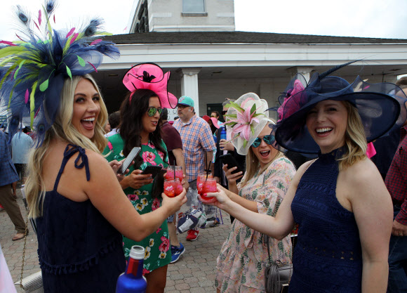 3일(현지시간) 미국 켄터키주 루이빌에서 열린 제145회 켄터키 오크스 경마 대회에서 팬들이 화려한 모자 패션을 선보이고 있다. USA 투데이 스포츠 연합뉴스