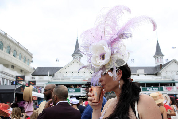 3일(현지시간) 미국 켄터키주 루이빌에서 열린 제145회 켄터키 오크스 경마 대회에서 팬들이 화려한 모자 패션을 선보이고 있다. 게티/AFP 연합뉴스