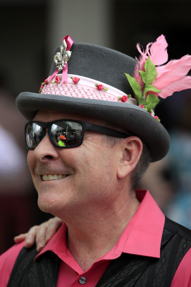 3일(현지시간) 미국 켄터키주 루이빌에서 열린 제145회 켄터키 오크스 경마 대회에서 팬들이 화려한 모자 패션을 선보이고 있다. 게티/AFP 연합뉴스