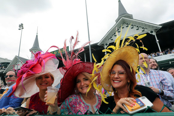 3일(현지시간) 미국 켄터키주 루이빌에서 열린 제145회 켄터키 오크스 경마 대회에서 팬들이 화려한 모자 패션을 선보이고 있다. 게티/AFP 연합뉴스