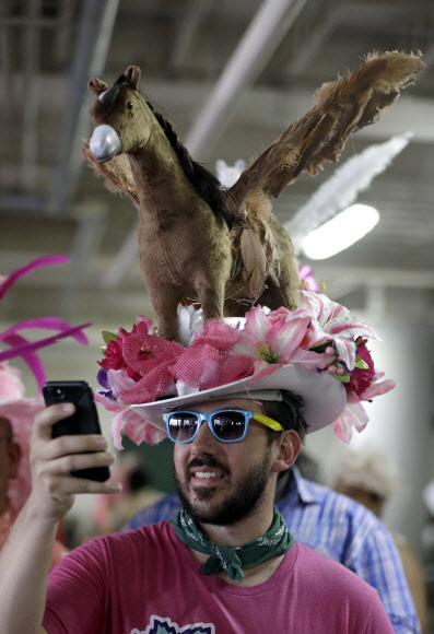 3일(현지시간) 미국 켄터키주 루이빌에서 열린 제145회 켄터키 오크스 경마 대회에서 팬들이 화려한 모자 패션을 선보이고 있다. AP 연합뉴스