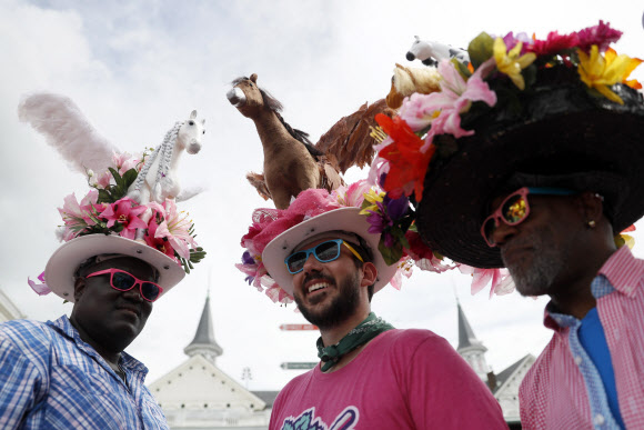 3일(현지시간) 미국 켄터키주 루이빌에서 열린 제145회 켄터키 오크스 경마 대회에서 팬들이 화려한 모자 패션을 선보이고 있다. AP 연합뉴스