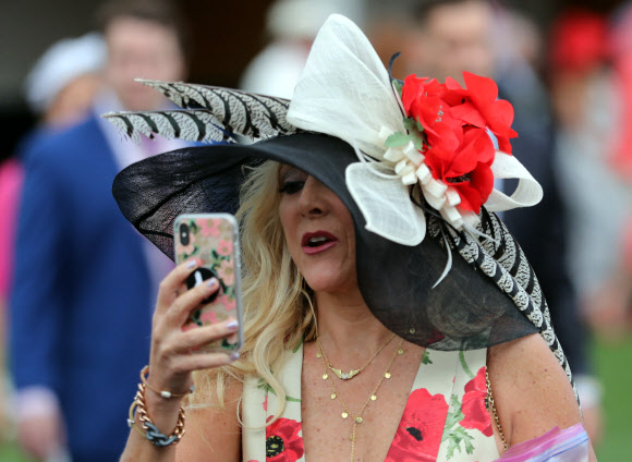 3일(현지시간) 미국 켄터키주 루이빌에서 열린 제145회 켄터키 오크스 경마 대회에서 팬들이 화려한 모자 패션을 선보이고 있다. UPI 연합뉴스