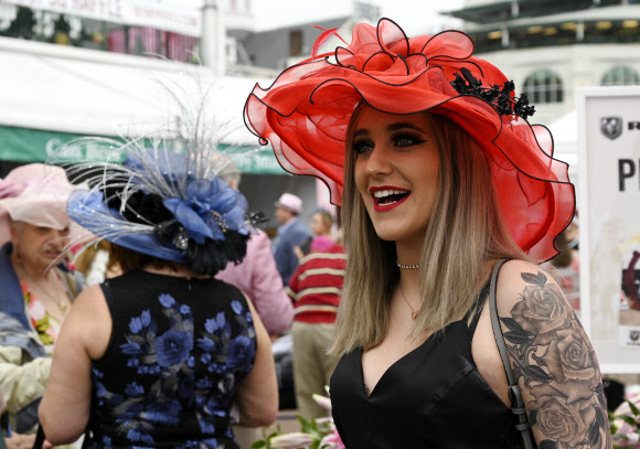 3일(현지시간) 미국 켄터키주 루이빌에서 열린 제145회 켄터키 오크스 경마 대회에서 팬들이 화려한 모자 패션을 선보이고 있다. USA 투데이 스포츠 연합뉴스