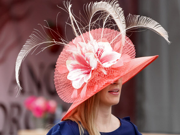 3일(현지시간) 미국 켄터키주 루이빌에서 열린 제145회 켄터키 오크스 경마 대회에서 팬들이 화려한 모자 패션을 선보이고 있다. USA 투데이 스포츠 연합뉴스