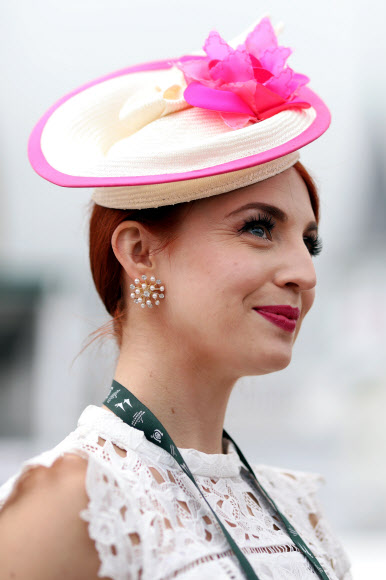 3일(현지시간) 미국 켄터키주 루이빌에서 열린 제145회 켄터키 오크스 경마 대회에서 팬들이 화려한 모자 패션을 선보이고 있다. 게티/AFP 연합뉴스