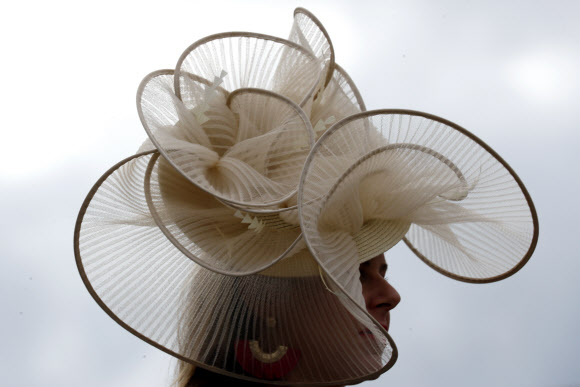 3일(현지시간) 미국 켄터키주 루이빌에서 열린 제145회 켄터키 오크스 경마 대회에서 팬들이 화려한 모자 패션을 선보이고 있다. AP 연합뉴스