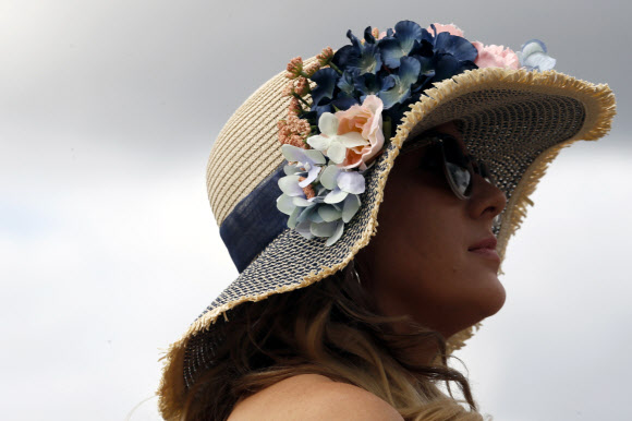 3일(현지시간) 미국 켄터키주 루이빌에서 열린 제145회 켄터키 오크스 경마 대회에서 팬들이 화려한 모자 패션을 선보이고 있다. AP 연합뉴스