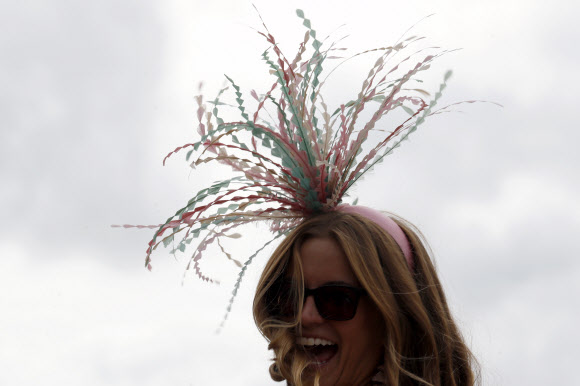 3일(현지시간) 미국 켄터키주 루이빌에서 열린 제145회 켄터키 오크스 경마 대회에서 팬들이 화려한 모자 패션을 선보이고 있다. AP 연합뉴스