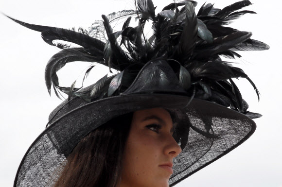 3일(현지시간) 미국 켄터키주 루이빌에서 열린 제145회 켄터키 오크스 경마 대회에서 팬들이 화려한 모자 패션을 선보이고 있다. AP 연합뉴스