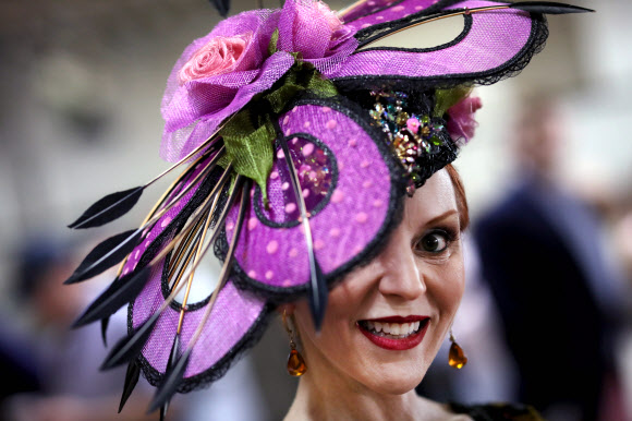 3일(현지시간) 미국 켄터키주 루이빌에서 열린 제145회 켄터키 오크스 경마 대회에서 팬들이 화려한 모자 패션을 선보이고 있다. 게티/AFP 연합뉴스