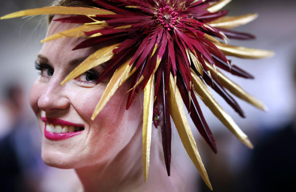 3일(현지시간) 미국 켄터키주 루이빌에서 열린 제145회 켄터키 오크스 경마 대회에서 팬들이 화려한 모자 패션을 선보이고 있다. 게티/AFP 연합뉴스