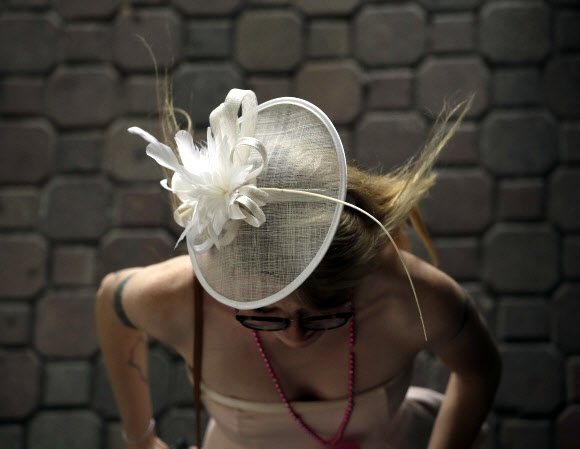 3일(현지시간) 미국 켄터키주 루이빌에서 열린 제145회 켄터키 오크스 경마 대회에서 팬들이 화려한 모자 패션을 선보이고 있다. AP 연합뉴스