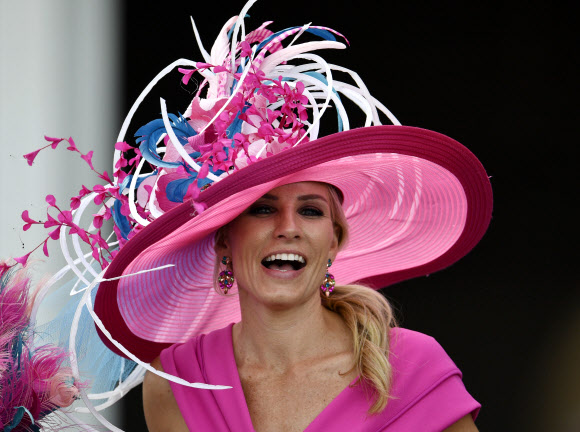 3일(현지시간) 미국 켄터키주 루이빌에서 열린 제145회 켄터키 오크스 경마 대회에서 팬들이 화려한 모자 패션을 선보이고 있다. USA 투데이 스포츠 연합뉴스