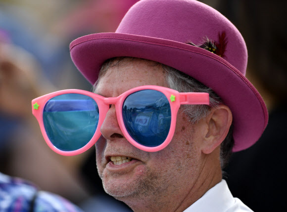 3일(현지시간) 미국 켄터키주 루이빌에서 열린 제145회 켄터키 오크스 경마 대회에서 팬들이 화려한 모자 패션을 선보이고 있다. USA 투데이 스포츠 연합뉴스