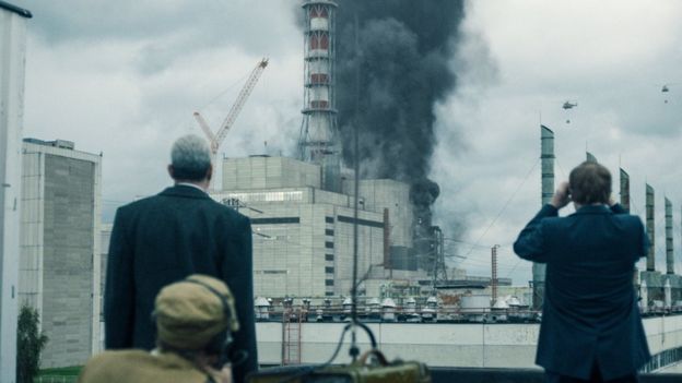 영국 드라마 ‘체르노빌’ 가운데 한 장면. 1986년 4월 26일 아침 일어난 원자로 폭발 사고는 31명이 숨졌고 수백명이 다쳤지만 33년이 지난 지금까지도 방사능 오염으로 인한 문제들이 지속돼 원자력 발전 관련 가장 끔찍한 참사로 여겨진다. SKY UK HBO 제공  
