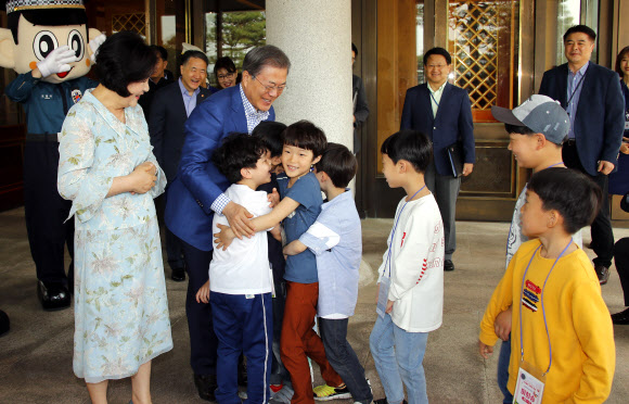 문 대통령 품에 안기는 어린이들