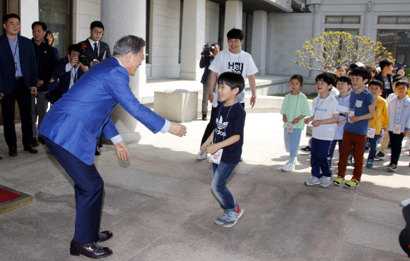 문 대통령 품에 안기는 어린이들
