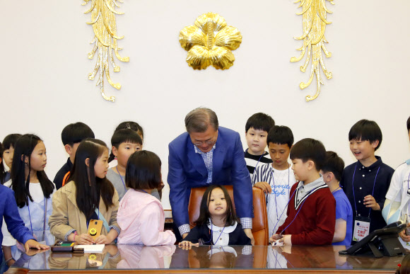 문 대통령, ‘어린이날은 어린이가 대통령!’