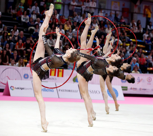 4일(현지시간) 스페인 과달라하라에서 열린 ‘국제체조연맹(FIG) 리듬체조 월드컵’에 출전한 이탈리아 팀이 경기를 펼치고 있다. EPA 연합뉴스