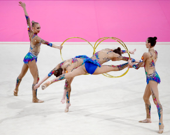 4일(현지시간) 스페인 과달라하라에서 열린 ‘국제체조연맹(FIG) 리듬체조 월드컵’에 출전한 러시아 팀이 경기를 펼치고 있다. EPA 연합뉴스