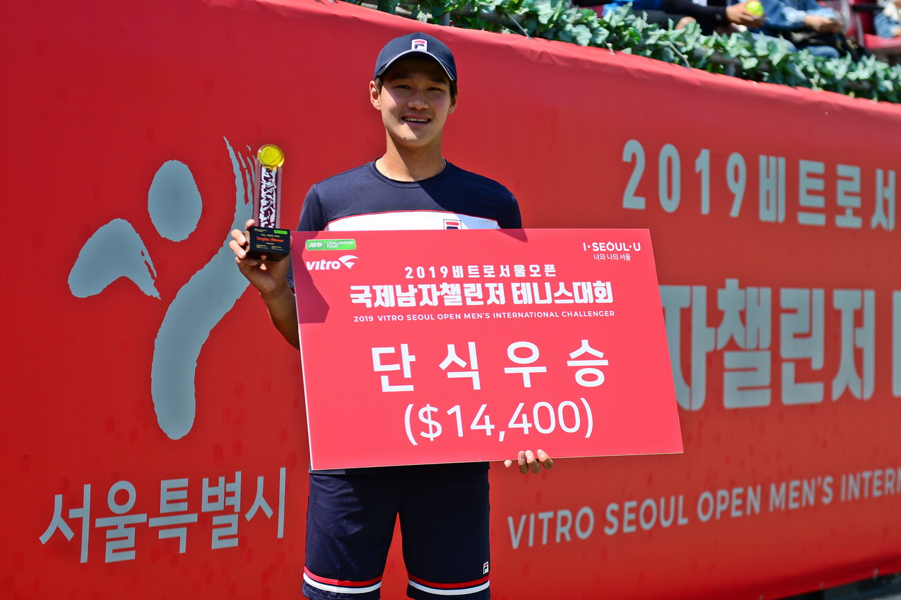 권순우가 5일 서울오픈 챌린저 단식 결승에서 우승한 뒤 트로피를 들고 활짝 웃고 있다. [대한테니스협회 제공]