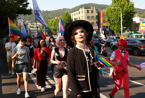 이태원 일대에서 열린 드랙 퍼레이드