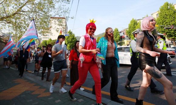 이태원 일대에서 열린 드랙 퍼레이드