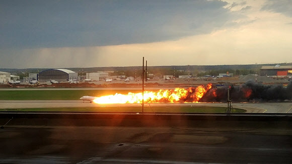 러시아 여객기 비상착륙 중 화재 대형참사