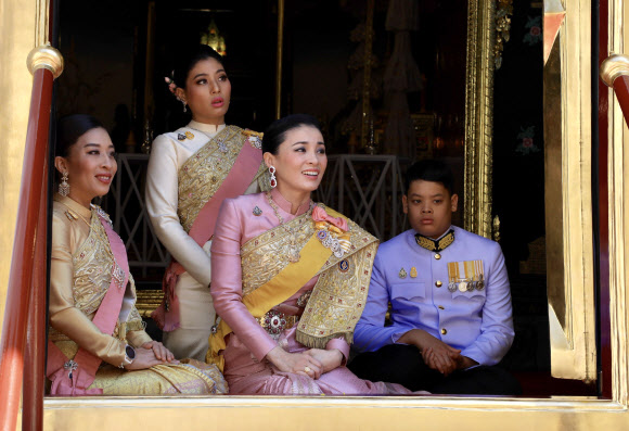 A Royal Household Bureau handout photo shows members of the royal family (L-R), the king‘s daughters Princess Bajrakitiyabha and Princess Sirivannavari Nariratana, Queen Suthida and the king’s son Prince Dipangkorn Rasmijoti during the monarch‘s coronation ceremony at the Grand Palace in Bangkok, Thailand, 04 May 2019. The three-day ancient elaborate traditional coronation ceremonies of Thai King Maha Vajiralongkorn is a formal ceremony to complete the monarch’s accession to the throne.  EPA 연합뉴스