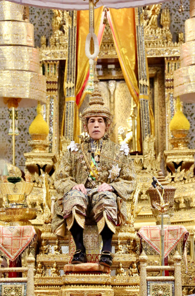 A Royal Household Bureau handout photo shows Thai King Maha Vajiralongkorn Bodindradebayavarangkun sitting on the throne during his coronation ceremony at the Grand Palace in Bangkok, Thailand, 04 May 2019. The three-day ancient elaborate traditional coronation ceremonies of Thai King Maha Vajiralongkorn is a formal ceremony to complete the monarch‘s accession to the throne.  EPA 연합뉴스