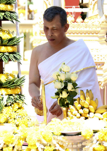 In this photo released by Bureau of the Royal Household, Thailand‘s King Maha Vajiralongkorn, attends the royal purification ceremony at the Grand Palace, Saturday, May 4, 2019, in Bangkok, Thailand. Saturday began three days of elaborate centuries-old ceremonies for the formal coronation of Vajiralongkorn, who has been on the throne for more than two years following the death of his father, King Bhumibol Adulyadej, who died in October 2016 after seven decades on the throne. AP 연합뉴스