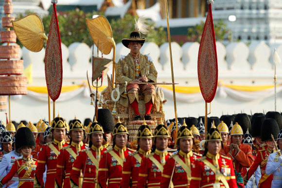 Thailand‘s newly crowned King Maha Vajiralongkorn procession near the Grand Palace in Bangkok, Thailand May 5, 2019. REUTERS 연합뉴스