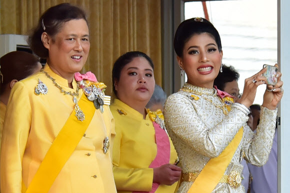 This handout from the Thai Royal Household Bureau taken and released on May 5, 2019 shows Thailand‘s Princess Sirivannavari Nariratana (R) watching the coronation procession of her father King Maha Vajiralongkorn with the king’s sister Princess Sirindhorn (L) in Bangkok. AFP) 연합뉴스