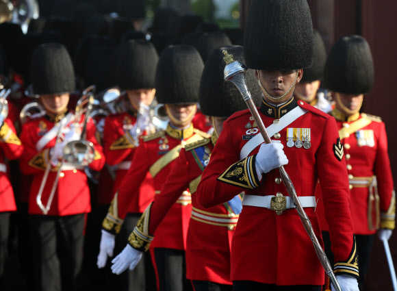 Royal Guards march during a coronation procession for Thailand‘s newly crowned King Maha Vajiralongkorn in Bangkok, Thailand May 5, 2019. REUTERS 연합뉴스