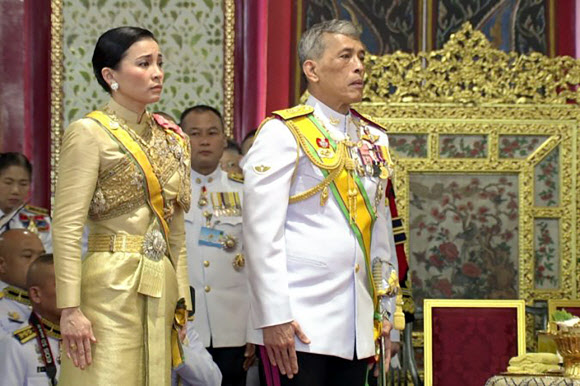 This framegrab handout from the Thai Royal Household Bureau taken and released on May 5, 2019 shows Thailand‘s King Maha Vajiralongkorn and Queen Suthida during a coronation ceremony in the Grand Palace in Bangkok. AFP 연합뉴스